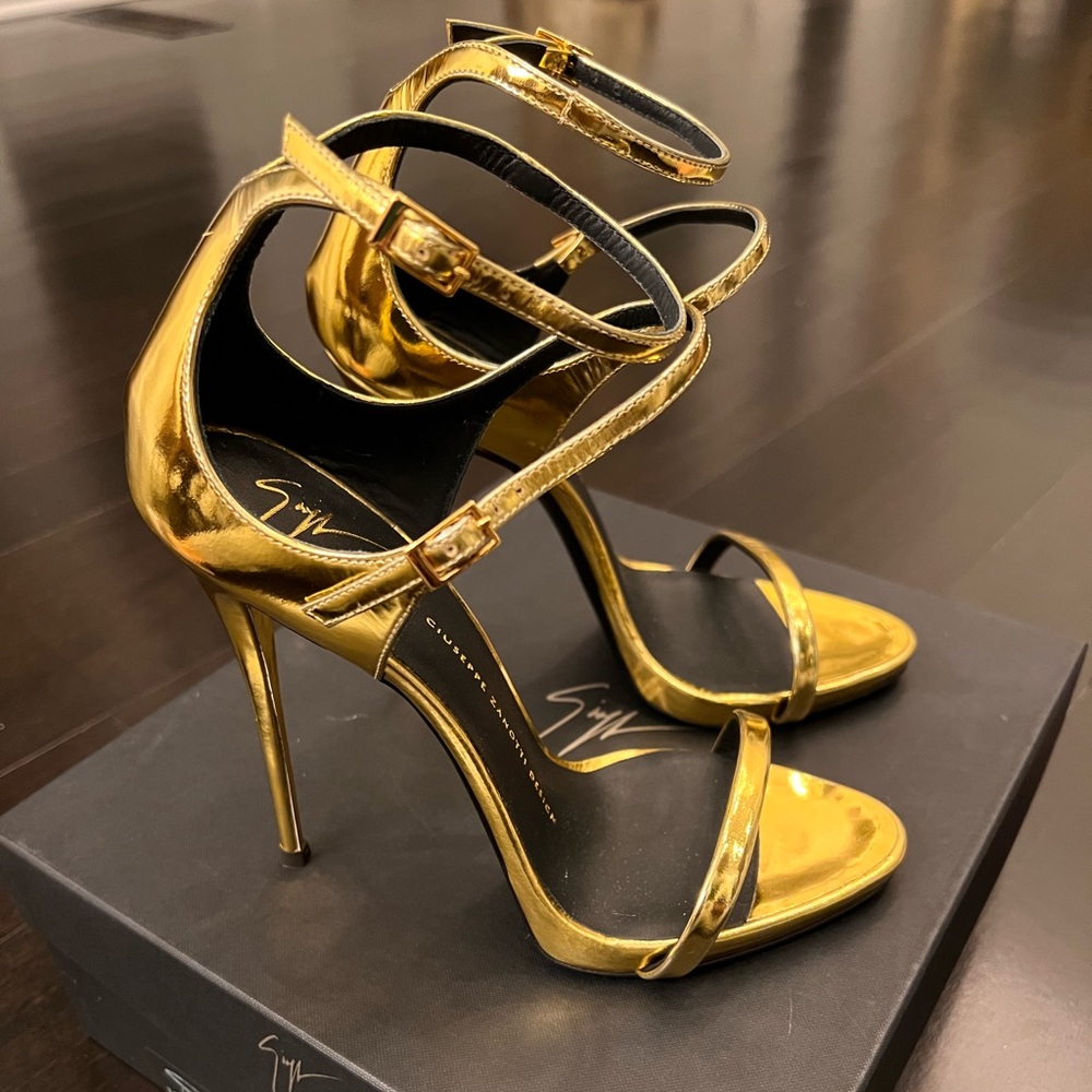Giuseppe Zanotti NEVER WORN Brand New In Box 38.5 Gold Metallic 3 Tier Sandals